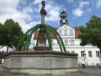 Das Rathaus mit Marktbrunnen